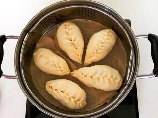 32、角瓜虾仁馅麦穗包子,把饧发好包子放入蒸锅里