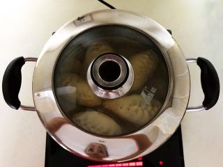 33、角瓜虾仁馅麦穗包子,盖上锅盖,大火烧开后蒸8分钟,关火后焖3分钟