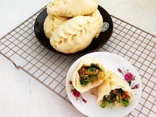 36、角瓜虾仁馅麦穗包子,角瓜虾仁馅麦穗包子鲜香松软,皮薄馅大,风味独特,好吃到停不下来~