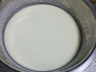 1、夏日甜品～凉糕,大米用清水浸泡两小时左右，捞出放入料理机，加入适量水打成米浆备用。