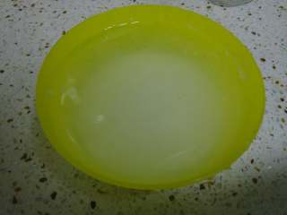 2、夏日甜品～凉糕,石灰加入半斤水搅拌均匀后澄清备用。