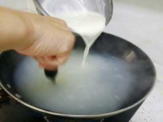 3、夏日甜品～凉糕,锅里加入五斤水，烧开后慢慢倒入打好的米浆，边倒边搅拌。