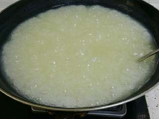 5、夏日甜品～凉糕,继续搅拌，中火煮四五分钟之后米浆变得非常黏稠时关火。