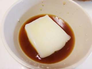 7、夏日甜品～凉糕,捞出一块放入碗里，倒入适量红糖水，开吃咯。