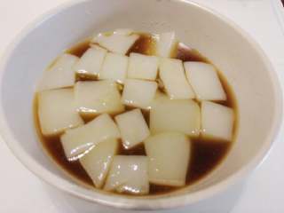 8、夏日甜品～凉糕,可以用筷子夹成小块，吃起来更爽口。