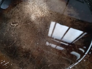 2、凉拌野豌豆苗,烧开一锅水