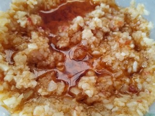 4、凉拌野豌豆苗,准备好蒜泥