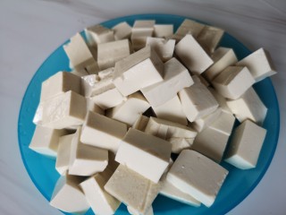 2、麻婆豆腐,切成小块备用。