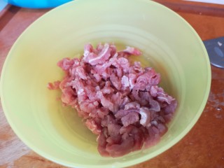 3、麻婆豆腐,准备牛肉沫。