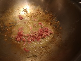 4、麻婆豆腐,锅内放油，下入肉沫和姜片。