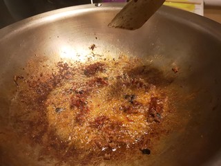 5、麻婆豆腐,肉沫变成金黄色加入豆豉和豆瓣酱，翻炒出红油。