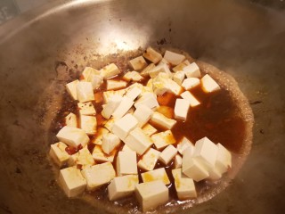 7、麻婆豆腐,下入豆腐。水正好在豆腐的位置就好。盖上锅盖煮五分钟。