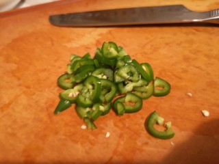 9、麻婆豆腐,切成丁。