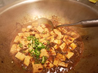 10、麻婆豆腐,打开锅盖，加入辣椒丁。