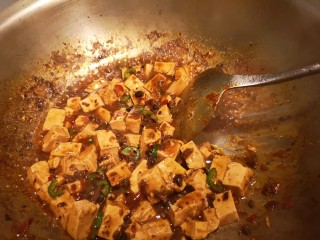11、麻婆豆腐,放入盐，鸡精。