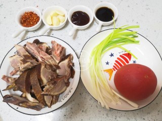 1、茄汁香辣板鸭（潮汕炒鸭脯）,准备好材料