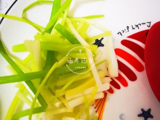 6、茄汁香辣板鸭（潮汕炒鸭脯）,小葱切段