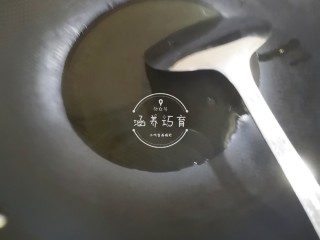 7、茄汁香辣板鸭（潮汕炒鸭脯）,热锅加入食用油，等油热了