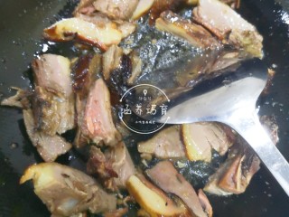 8、茄汁香辣板鸭（潮汕炒鸭脯）,切好的板鸭倒入锅内翻炒止微微出油上色