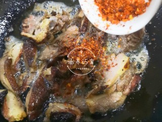 9、茄汁香辣板鸭（潮汕炒鸭脯）,加入辣椒面翻炒