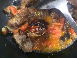 11、茄汁香辣板鸭（潮汕炒鸭脯）,翻炒均匀加入耗油