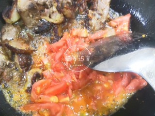 10、茄汁香辣板鸭（潮汕炒鸭脯）,加入去皮剁好的番茄