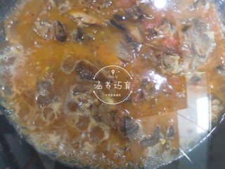 13、茄汁香辣板鸭（潮汕炒鸭脯）,加入两碗水盖上锅盖煮