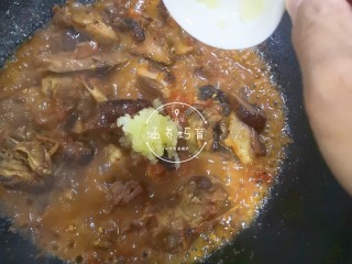 15、茄汁香辣板鸭（潮汕炒鸭脯）,加入蒜泥