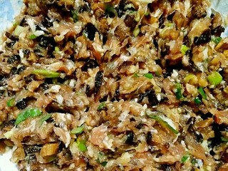 5、香菇鲜肉大馄饨,再次顺时针搅拌均匀。