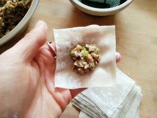 7、香菇鲜肉大馄饨,将馅填在馄饨皮中间。