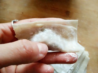 8、香菇鲜肉大馄饨,向上对折,留出5毫米的一边。