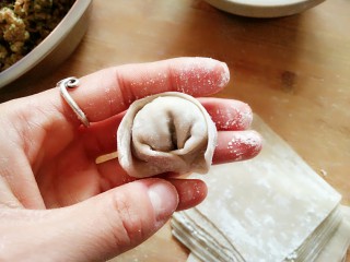 11、香菇鲜肉大馄饨,胖胖的大元宝馄饨就成形了。