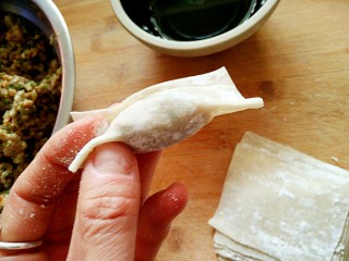 9、香菇鲜肉大馄饨,然后再向上对折一下。