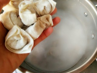 13、香菇鲜肉大馄饨,锅中宽水煮开下入馄饨。