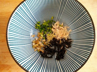14、香菇鲜肉大馄饨,准备好碗中底料:虾皮,榨菜碎,小香葱,紫菜,鸡精,盐,香油。根据个人口味还可以加点味极鲜酱油,香醋,辣椒油等。