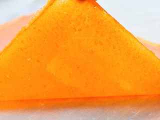 4、胡萝卜苹果的果丹皮,烤好，很轻松的可以撕开，取下。能看见碎碎的点点就是苹果皮，如果去掉果皮就不会有。但是吃起来口感是一样的