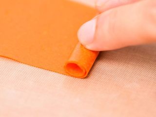 5、胡萝卜苹果的果丹皮,剪开，卷起来。