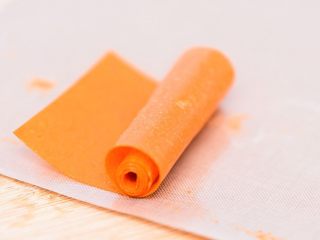 6、胡萝卜苹果的果丹皮,刚做好的果丹皮，比较脆，不是很好卷，可以稍等一下再卷。