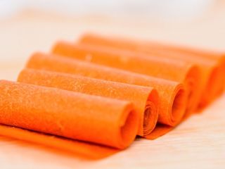 7、胡萝卜苹果的果丹皮,刚做好的果丹皮，比较脆，卷起来会自己弹开，口感也比较香脆。适合摊开吃