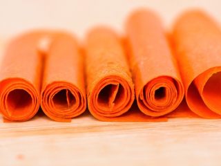 8、胡萝卜苹果的果丹皮,放置一段时间的果丹皮，会回软，很容易就卷起。口感也很和买的果丹皮很像，有肉肉的口感和嚼劲。