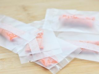 9、胡萝卜苹果的果丹皮,做好的果丹皮可以用袋子装起来。