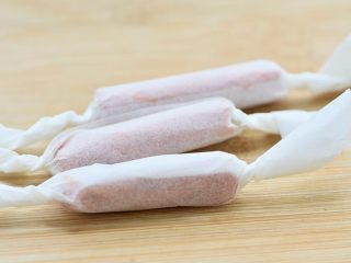 10、胡萝卜苹果的果丹皮,做好的果丹皮可以用袋子装起来。