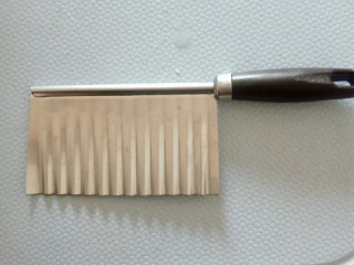 1、凉拌狼牙土豆,切狼牙土豆刀一把