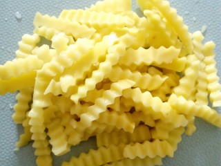 3、凉拌狼牙土豆,用刀切成长条