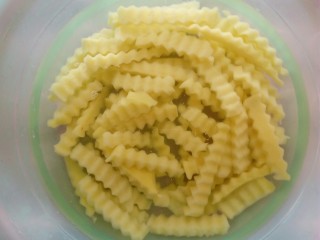 4、凉拌狼牙土豆,放入水里十分钟,去掉土豆里面的淀粉