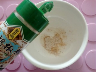 5、凉拌狼牙土豆,取一个小碗倒一点胡椒粉