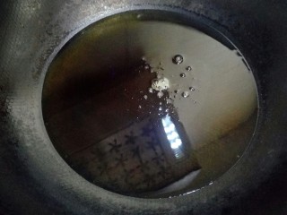 11、凉拌狼牙土豆,锅里油烧热