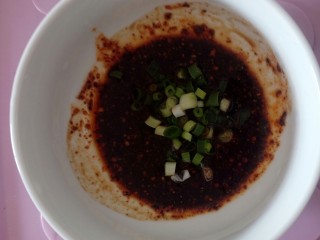 10、凉拌狼牙土豆,再放一点葱花搅拌均匀备用