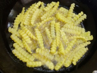 12、凉拌狼牙土豆,中火炸4分钟,我切的比较小而且喜欢吃软一点的,要是切的比较大的话可以多炸一两分钟