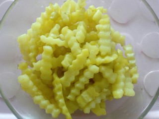 13、凉拌狼牙土豆,捞出来沥干油倒入碗里